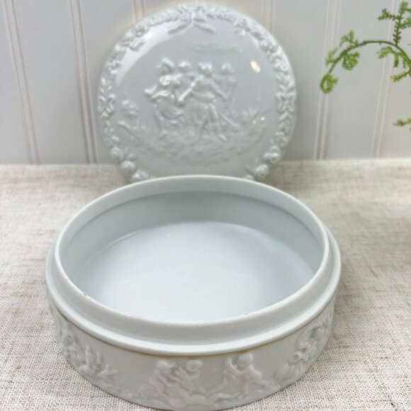 Vintage Capodimonte Jewelry Powder Box White Porcelain Embossed Gilded Dresser - Picture 4 of 11